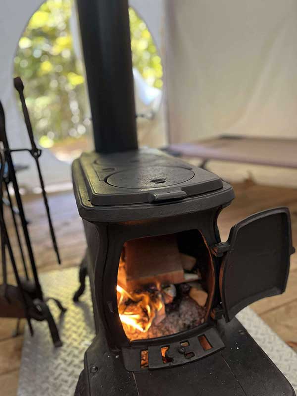 Poêle à l'intérieur du tipi